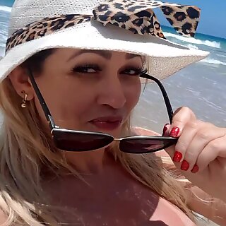 Mirella Mansur na praia de  nudismo Abric&oacute_ no Rio de Janeiro